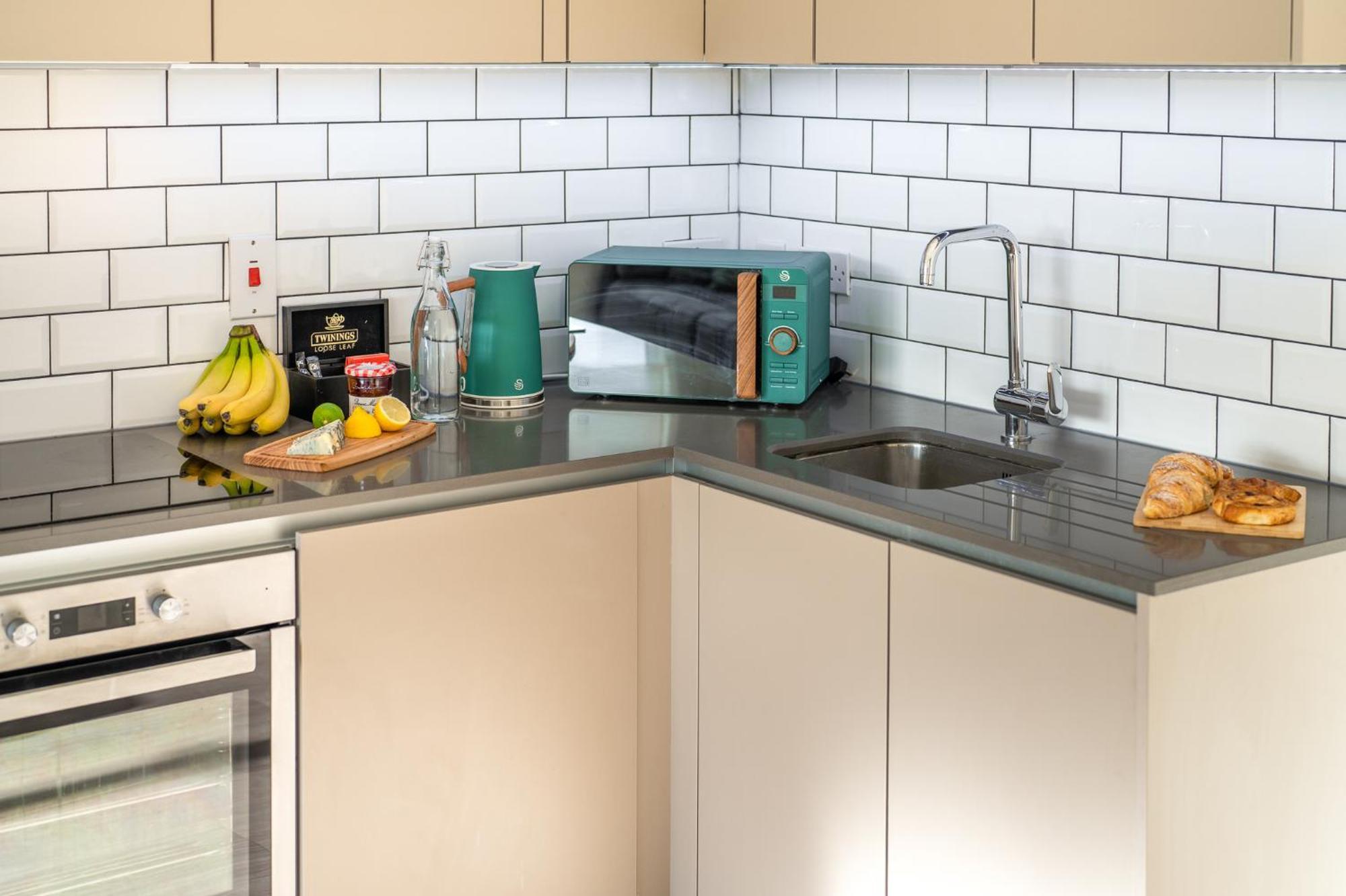 Luxury 1 Bedroom Serviced Apartment With Roof Terrace & Gym Stevenage Exterior photo