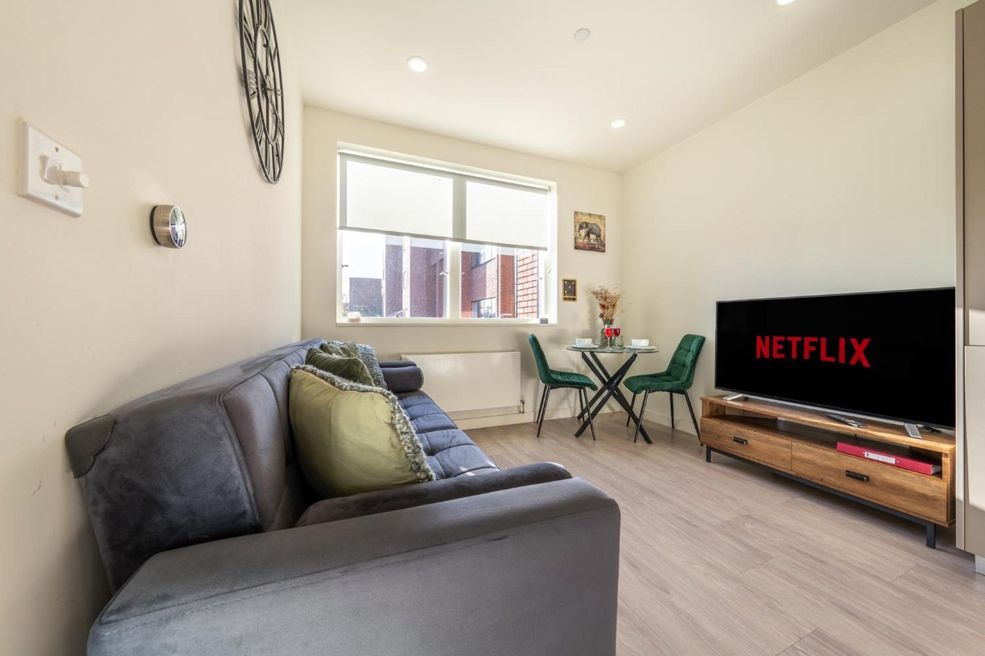 Luxury 1 Bedroom Serviced Apartment With Roof Terrace & Gym Stevenage Exterior photo