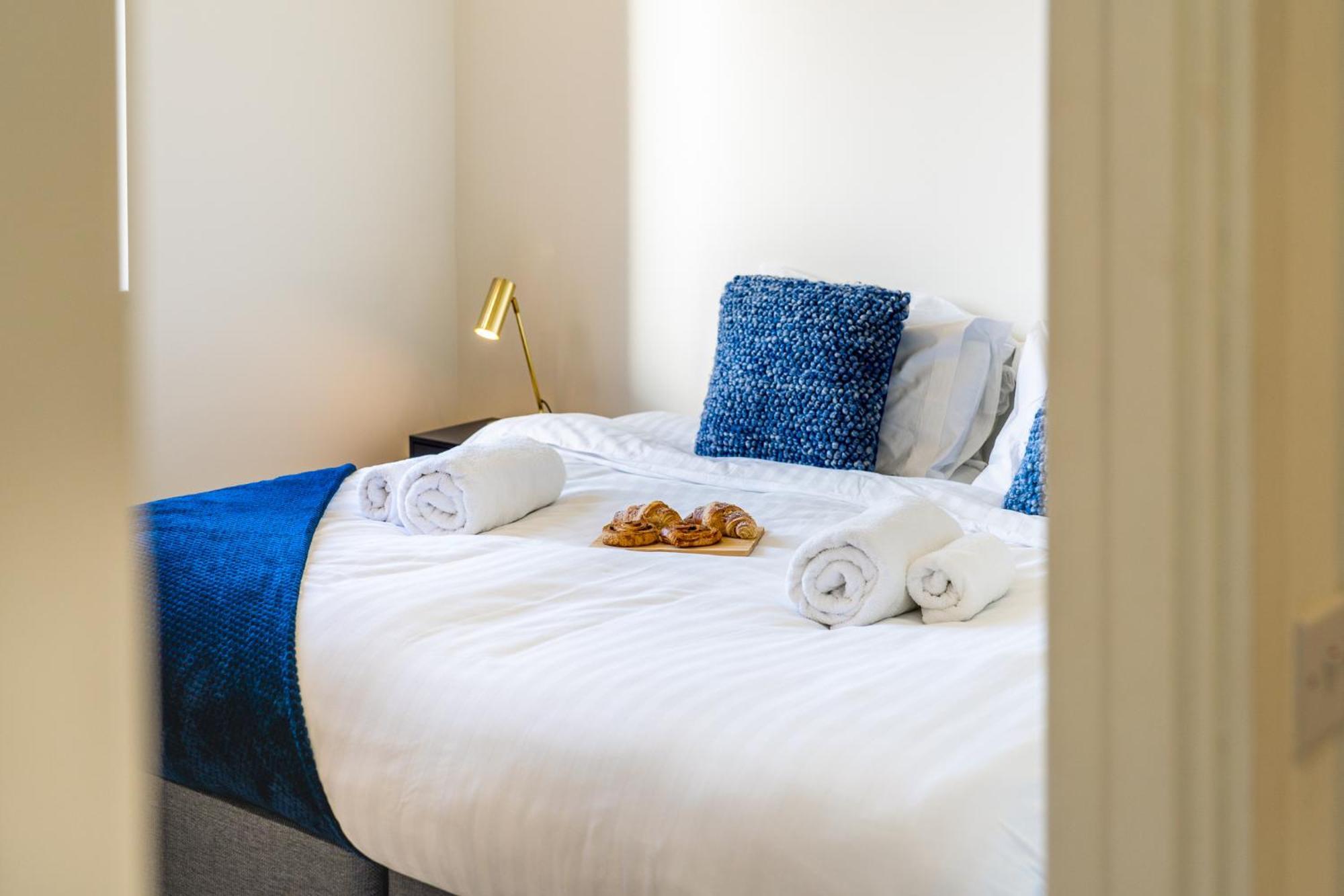 Luxury 1 Bedroom Serviced Apartment With Roof Terrace & Gym Stevenage Exterior photo