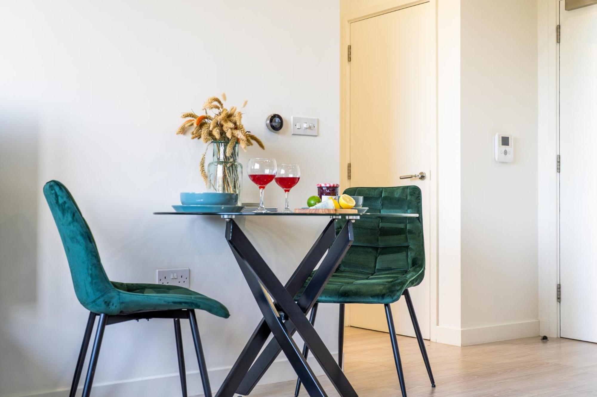 Luxury 1 Bedroom Serviced Apartment With Roof Terrace & Gym Stevenage Exterior photo