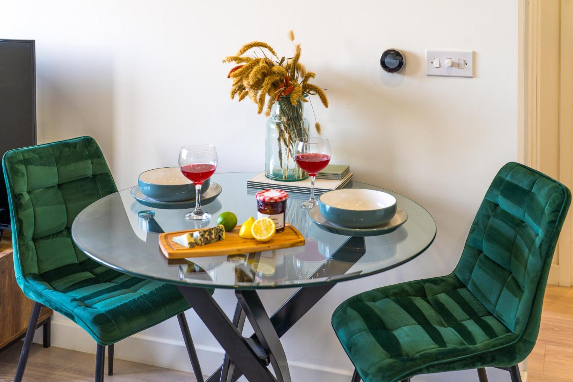 Luxury 1 Bedroom Serviced Apartment With Roof Terrace & Gym Stevenage Exterior photo