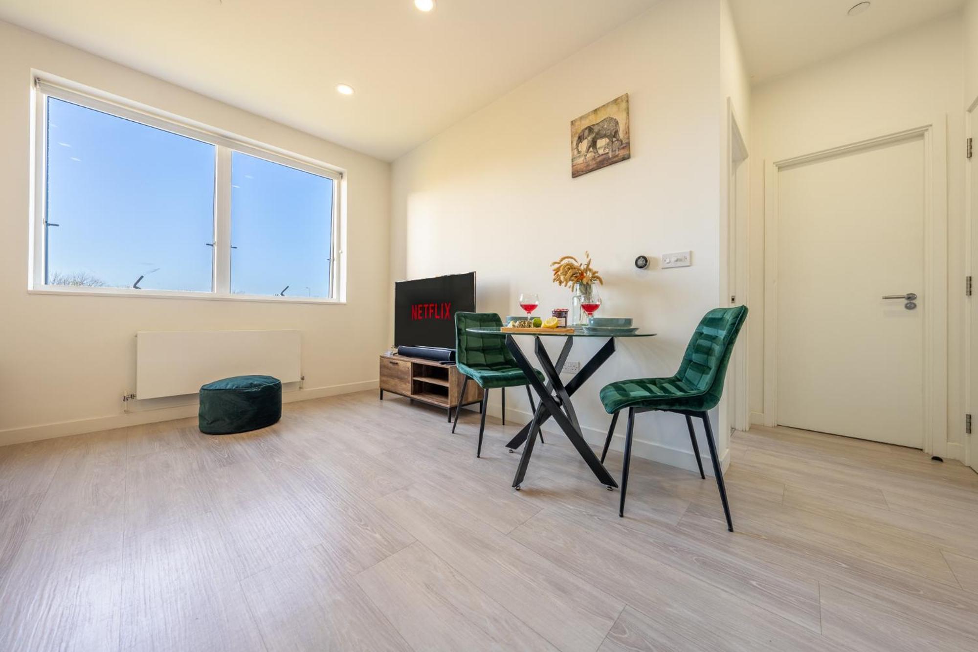Luxury 1 Bedroom Serviced Apartment With Roof Terrace & Gym Stevenage Exterior photo