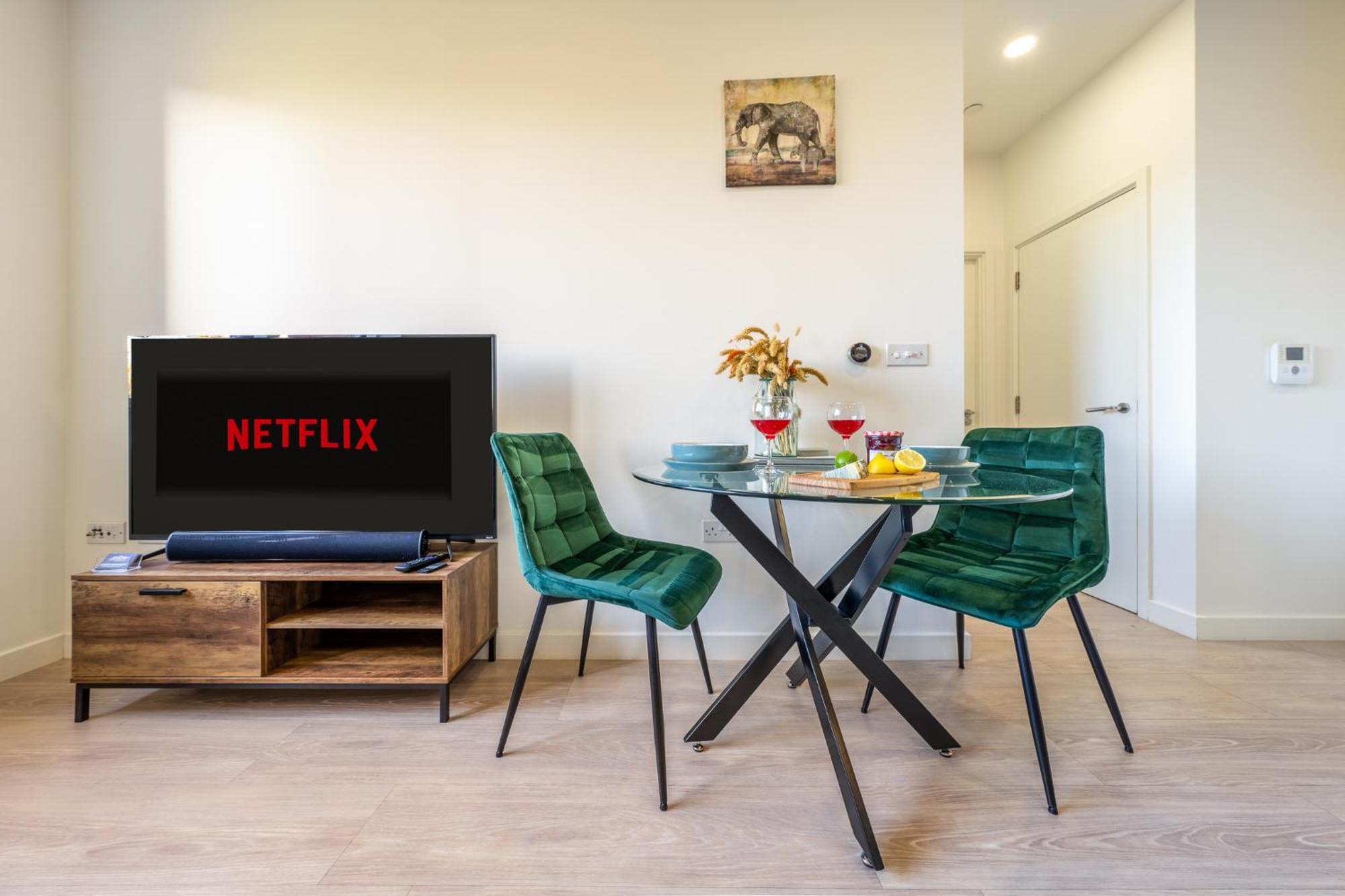 Luxury 1 Bedroom Serviced Apartment With Roof Terrace & Gym Stevenage Exterior photo