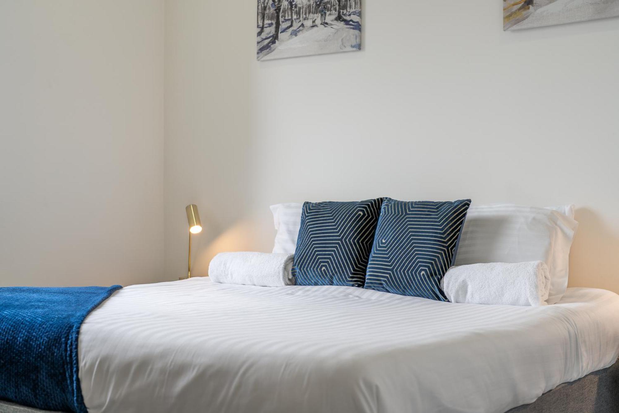 Luxury 1 Bedroom Serviced Apartment With Roof Terrace & Gym Stevenage Exterior photo