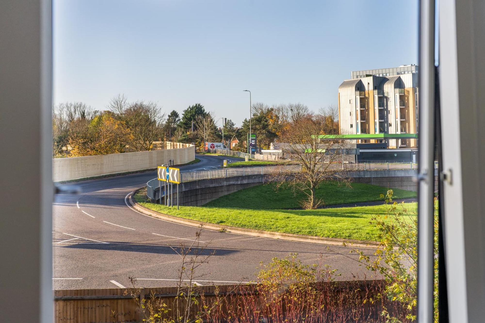 Luxury 1 Bedroom Serviced Apartment With Roof Terrace & Gym Stevenage Exterior photo