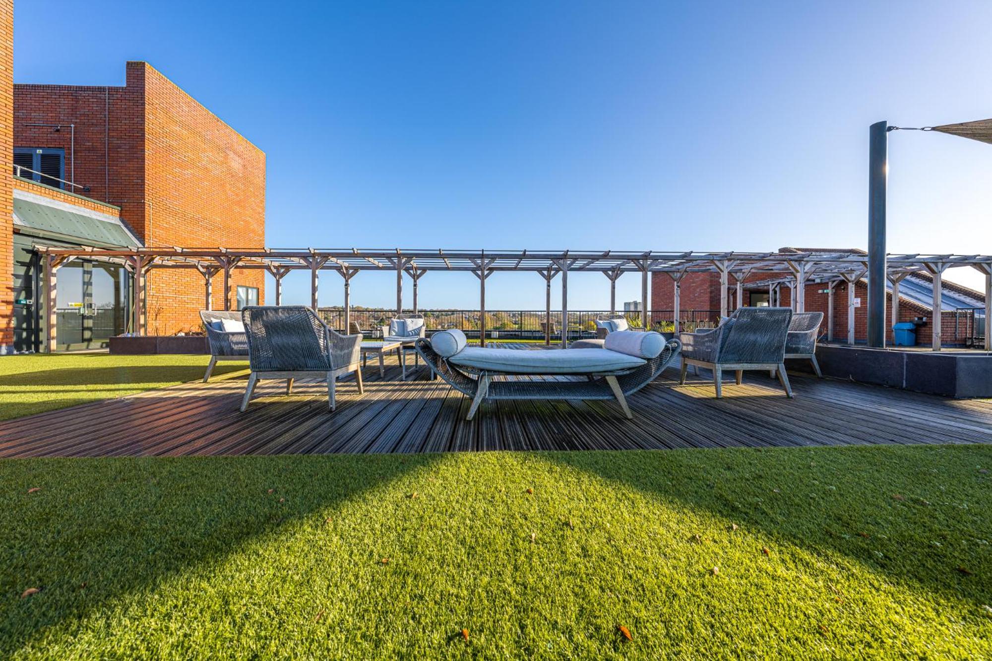 Luxury 1 Bedroom Serviced Apartment With Roof Terrace & Gym Stevenage Exterior photo
